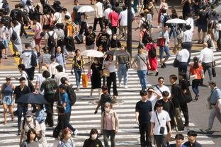 外线失准！里夫斯目前三分5投1中 近4场比赛三分20投仅2中